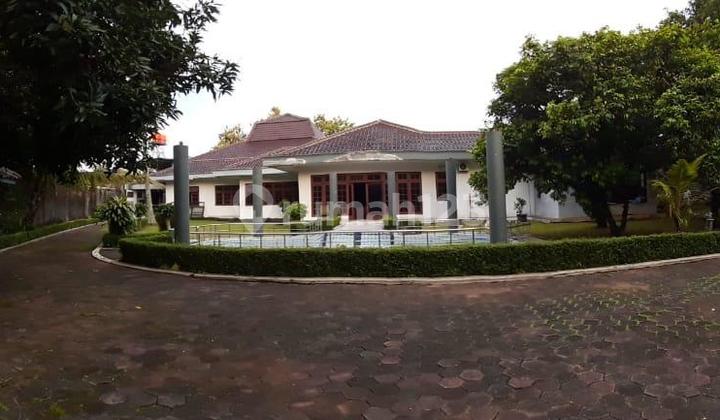 Rumah Mewah Dengan Kolam Renang Yang Memiliki Ruang Serbaguna Dan Tanah Yang Luas Shm Di Kota Depok