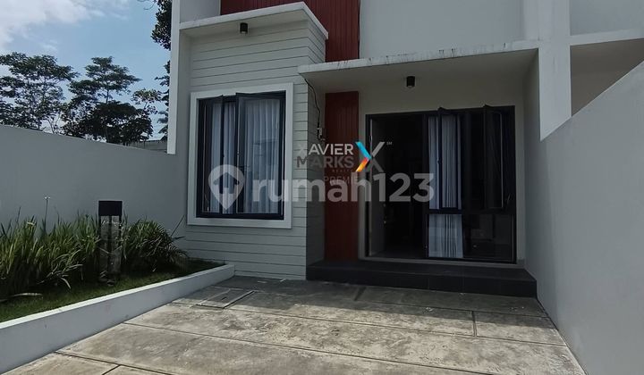 Modern Minimalist Residence with Complete Facilities Ready for Your Family 2