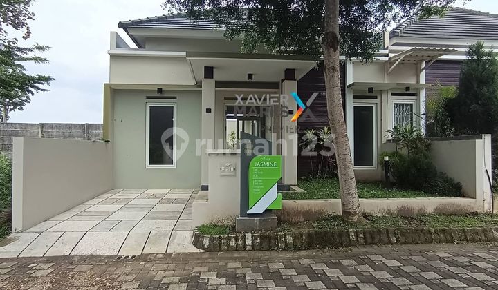 Contemporary Minimalist Residential Investment Opportunity at Competitive Prices in a Cluster Near Toll Exit 2