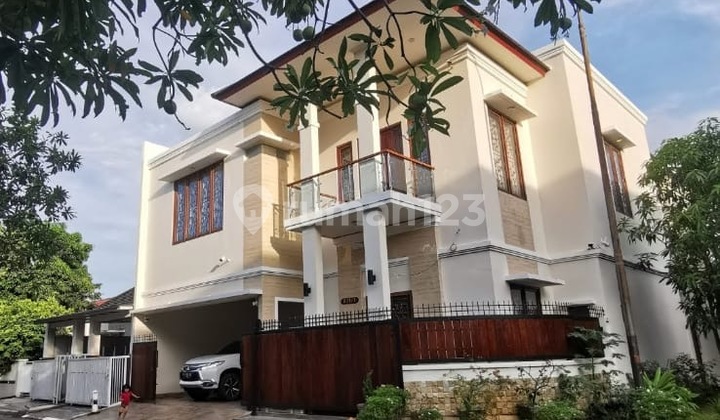 Dijual Rumah Mewah 3 Lantai full Furnished Banjar Wijaya - tinggal bawa koper