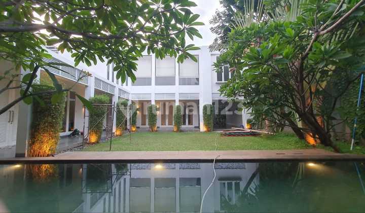 Luxury House for Sale in a Highly Strategic Location. Perfect for Residence, Office, etc.