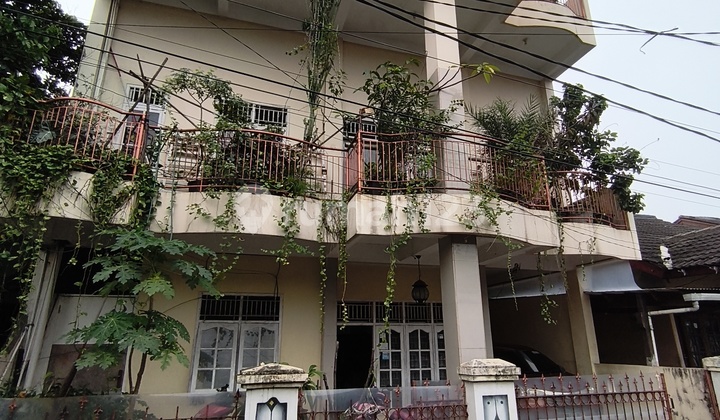 3-Story House with a Sturdy Rooftop, Ideal for Employee Boarding House. 2