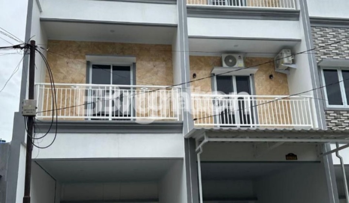 Duri Kepa 3-story House West Jakarta