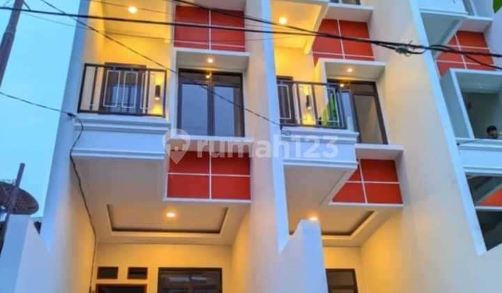 Rumah Taman Ratu 3 Lantai Brand New Murah