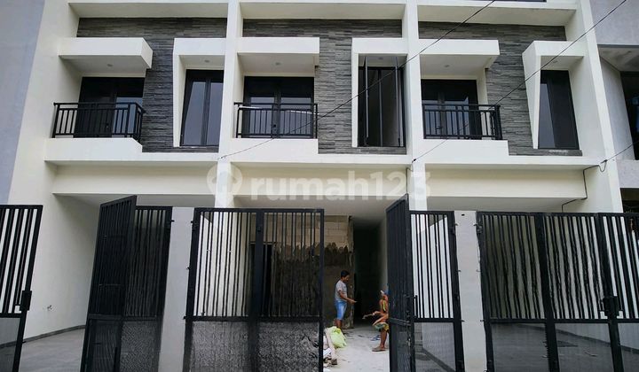 Rumah Taman Ratu 3lantai Brand New