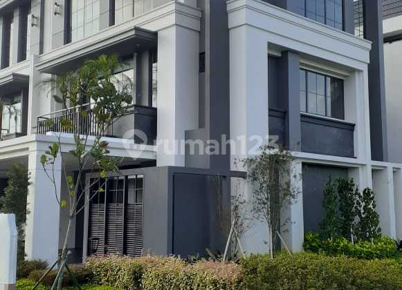 Beautiful and Luxurious House in The Armont BSD, SHGB Near Mall Eastvara BSD with Toll Access to BSD.