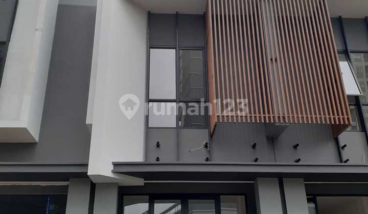 Wow Luxurious 3-Storey Shop House in Akasa BSD, Affordable Price on the Main Roadside of Akasa BSD Near BSD Toll 1
