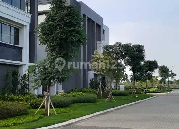 Beautiful and Luxurious House in The Armont BSD, SHGB Near Mall Eastvara BSD with Toll Access to BSD.