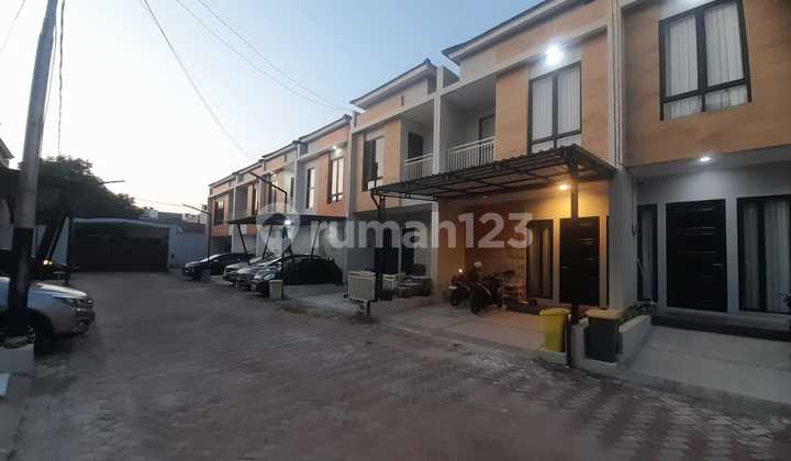 DISEWAKAN Rumah 2 lantai Di Cipedak Jakarta Selatan!! 2