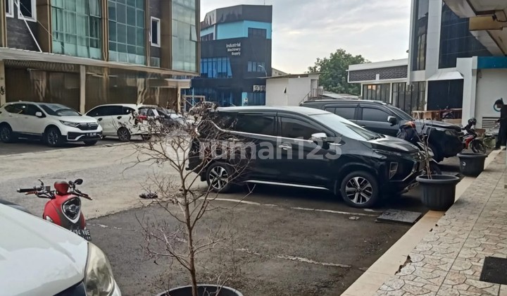 Nice Ready-to-Occupy Shop House in Cipondoh Tangerang, Strategic Location Not Prone to Flooding