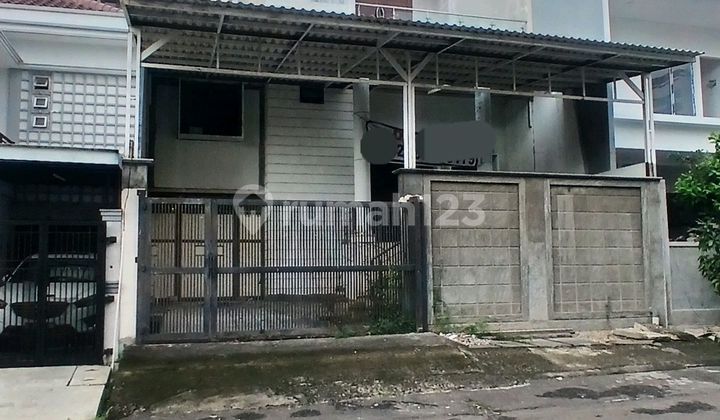 Rumah 2 Lantai Dekat Akses Masuk Kompleks