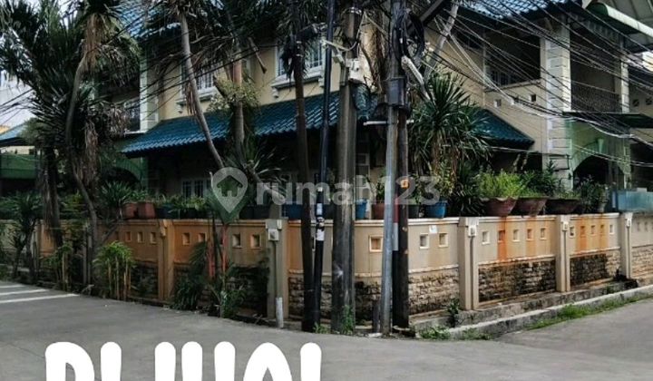 Rumah 2 Lt Di Hoek Pinggir Jalan Rumah 2 Lt Di Hoek Pinggir Jalan