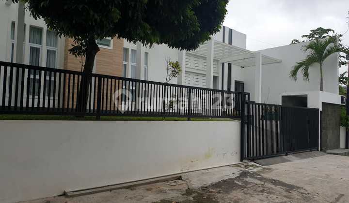 Elegant Modern 2-Storey House Sumurboto Banyumanik For Sale by Auction 2