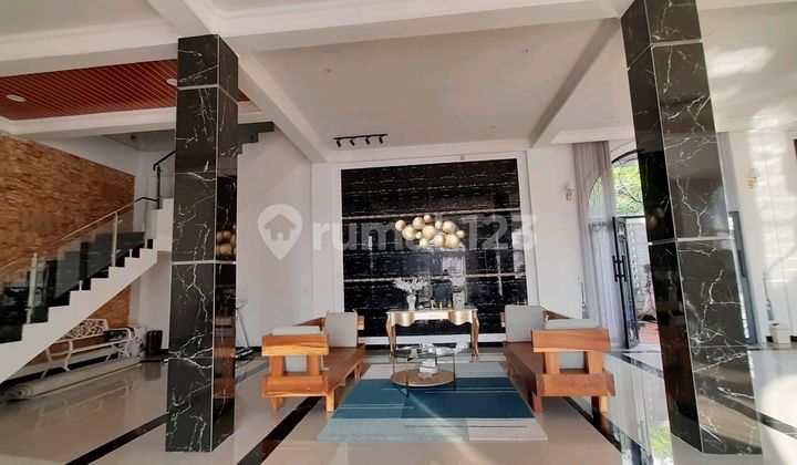 Rumah Mewah 2 Lantai Dengan Desain Klasik Modern Siap Huni  2