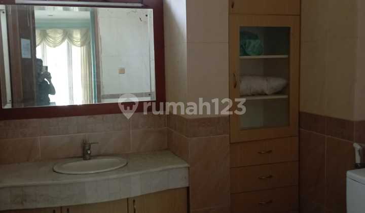Rumah Mewah SHM Semi-Furnished yang Super Strategis di Duren Tiga 2