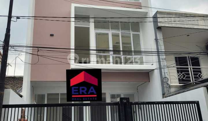 Rumah Baru Janur Kuning 3.5 Lantai.siap Huni.bebas Banjir