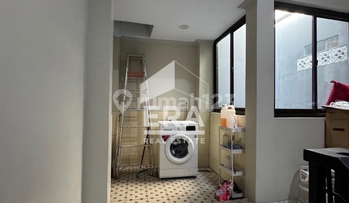 jual segera edisi pindah kota rumah 2 lantai siap huni,rapi,terawat,bebas banjir lokasi pondok gede ******** di bawah NJOP