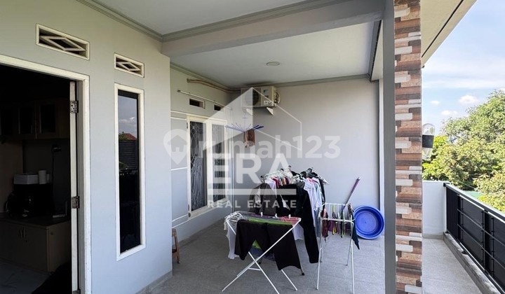 jual segera edisi pindah kota rumah 2 lantai siap huni,rapi,terawat,bebas banjir lokasi pondok gede ******** di bawah NJOP