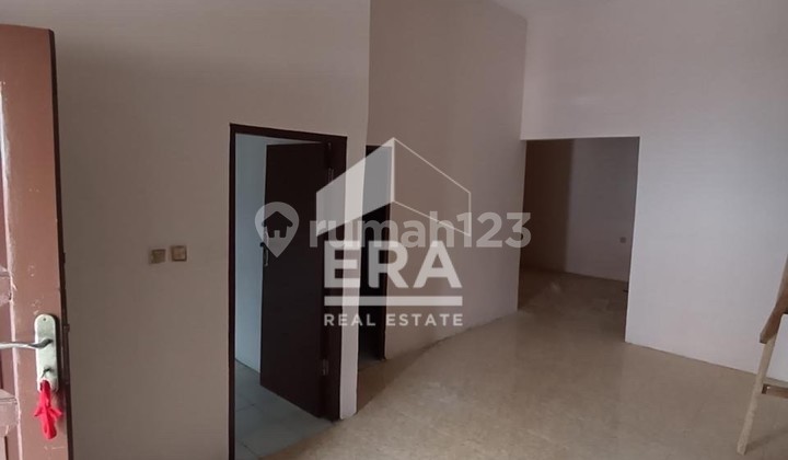 Single-story house, ready to occupy, neat, well-maintained, unfurnished, located in Kelapa Gading. 2