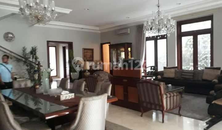 Rumah Bagus Semi Furnished SHM Menteng, Jakarta Pusat Luxurious Landing House in Central Jakarta