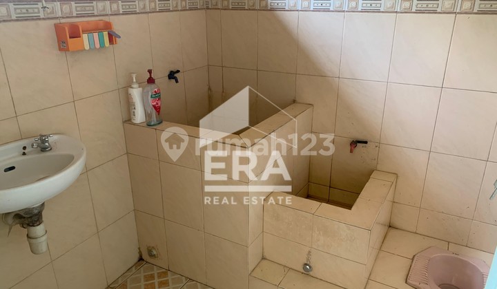 Rumah sewa cocok untuk kantor / tempat usaha karena punya parkir luas di belakang 2