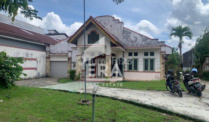 Rumah sewa cocok untuk kantor / tempat usaha karena punya parkir luas di belakang 1