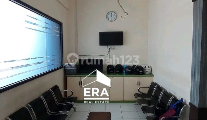 House for Rent, Located in the Center of Samarinda City, Close to Malls and Other Shopping Centers. Suitable for Office Business, Catering, Athlete's Dormitory, Company Employee Mess.