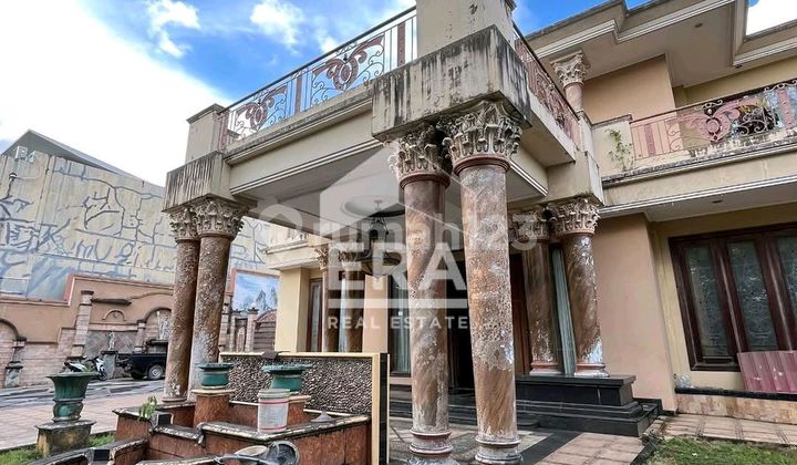 Dijual Rumah Mewah Bergaya Eropa Classic yang Terletak di Pusat Kota Samarinda , Sangat Strategis dan Butuh Minim Renovasi serta Semi Furnish .. Yuk Manfaatkan Kesempatan untuk Memiliki Hunian yang Timeless Ini 2