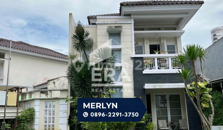 For Sale Luxury 2-Story House, Located on a Hook, Fully Furnished, Ready to Move In, This House is Ready for Occupancy, Situated in the Center of Samarinda City