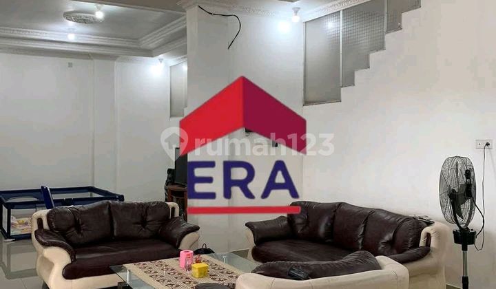 3-door attached shophouse ready for occupancy & suitable for business. Features a 4-story building structure, so it's very possible to add more floors. Located on the outskirts of town, 38 minutes to Samarinda Airport. 2