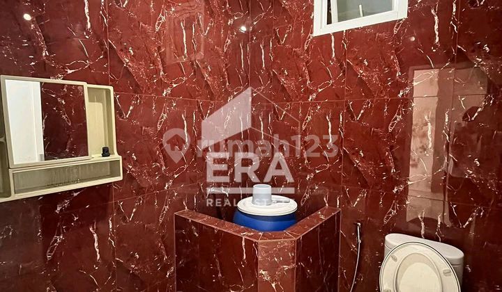 Strategic Shop House for Rent, Two Floors and the Building is Still in Good Condition, Suitable for Business 2