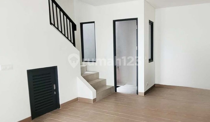 For Sale New Condition House, Unfurnished, In Latinos Business District. 2