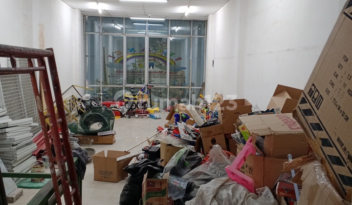 For Rent: 3.5-Story Shop House on Bogor Main Road, Spacious Parking. 2