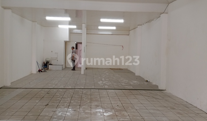 For Rent: 1-Story Shop House 250 M2 on Bogor Main Road. 2