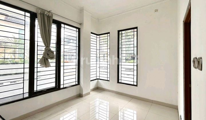 Luxurious 2-Story House In Excellent Condition