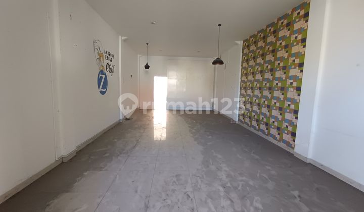 Shop house for rent in downtown Cirebon, strategic location.