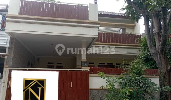 Rumah Balkon Kayu Raffles Hills Cibubur dekat LRT Harjamukti
