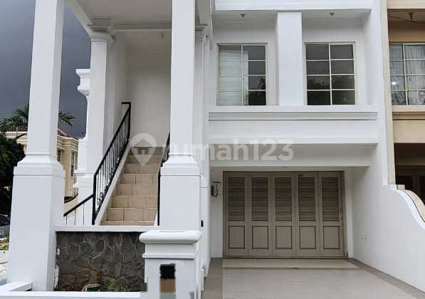 Disewa / Dijual Rumah Hoek 3+1 Br di Gading Grande Kelapa Gading