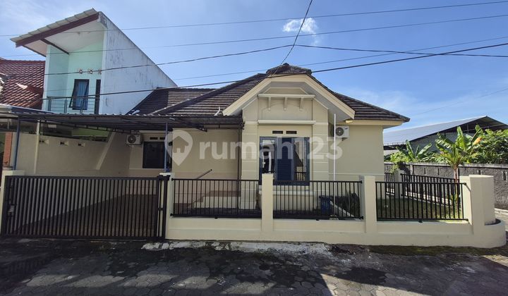 One-Story Hook Cluster House Near Public Facilities on Kaliurang Road One-Story Hook Cluster House Near Public Facilities on Kaliurang Road