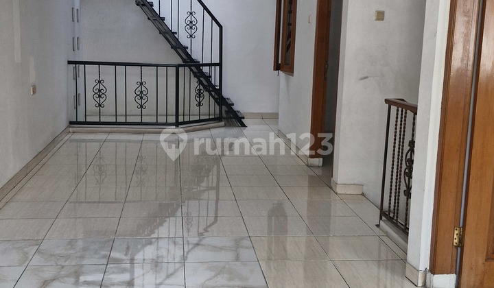 For Sale: 2.5-Story Ready-to-Live-in House in Kopyor Timur, Kelapa Gading, Jakarta For Sale: 2.5-Story Ready-to-Live-in House in Kopyor Timur, Kelapa Gading, Jakarta