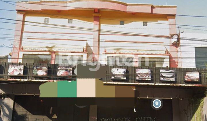 Shop House by the Roadside in Pasar Kliwon, Solo