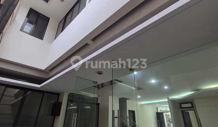 Rumah Terawat Luas dan Besar di Singgasana Bandung Jarang Ada