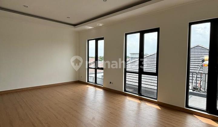 Rumah BARU bagus SHM Classic Style di BSD Tangerang