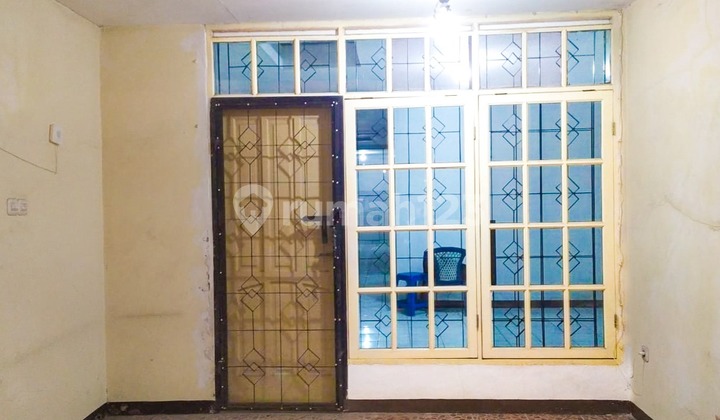 Rumah Terawat Pinggir Jalan Utama Dewi Sartika, Dekat Tegal Lega