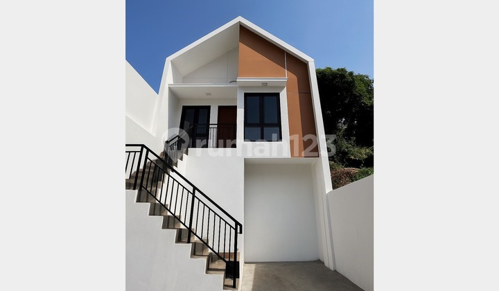 Luxury House in Girimande Complex – East, Near Complete Facilities! 1