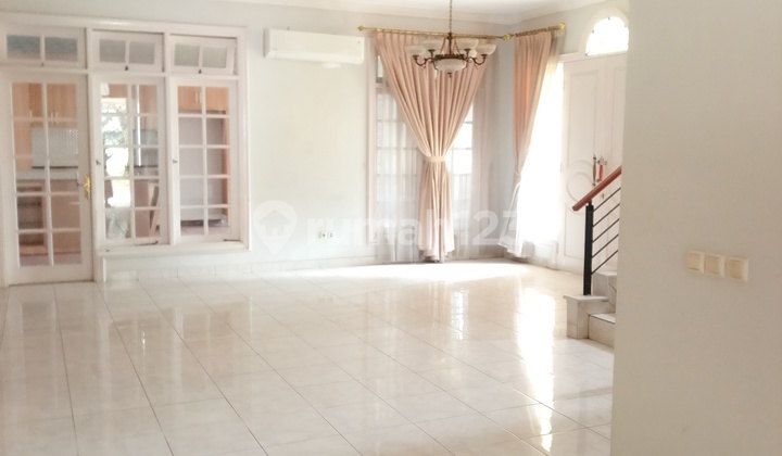 Classic Modern House in the Asri Residential Area, Legenda Wisata Cibubur Classic Modern House in the Asri Residential Area, Legenda Wisata Cibubur