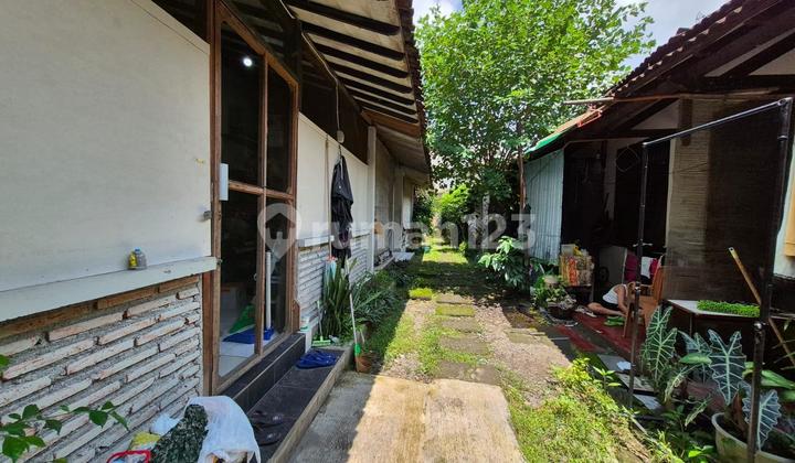 For Sale Majestic House Hook Position with Super Spacious Land in Panularan Laweyan 2