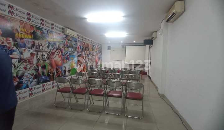 Strategic 3-Story Shop House on Jl. Agus Salim, Purwosari, Laweyan, Solo 2