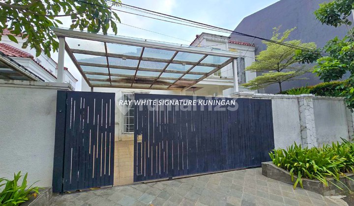 Townhouse 2 Lantai dengan Kolam Renang di Kebayoran Baru Townhouse 2 Lantai dengan Kolam Renang di Kebayoran Baru