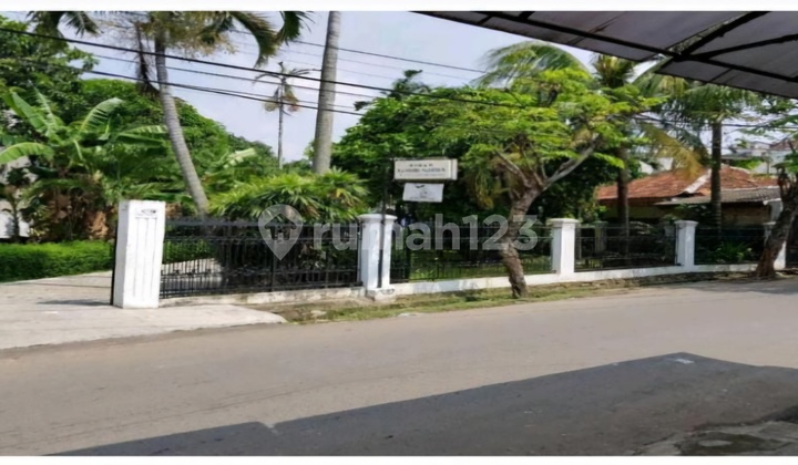 Rumah Dengan Pekarangan Luas Samping Jalan Raya Duri Kosambi